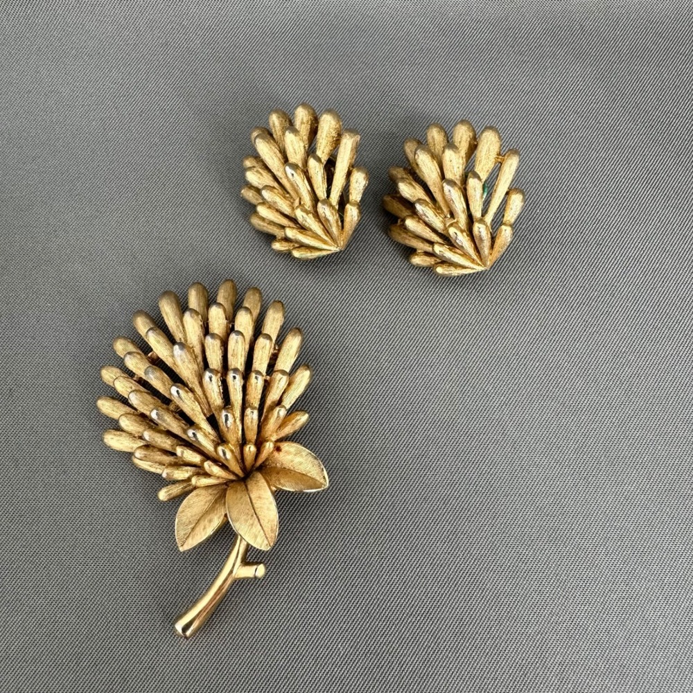 Vintage Trifari Crown Gold Tone Thistle Brooch and Clip On Earring Set Signed‎